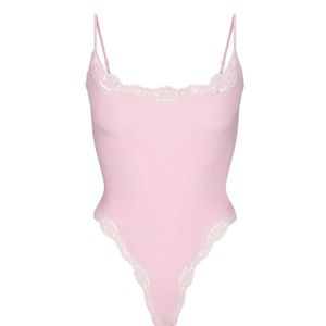 SKIMS FITS EVERYBODY LACE CAMI BODYSUIT-CHERRY BLOSSOM TONAL